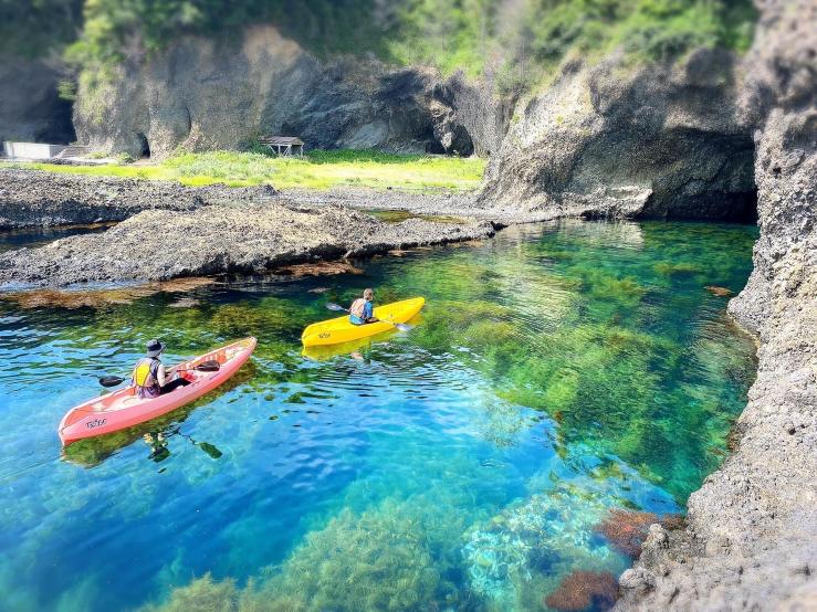 佐渡のきれいな海と最高のロケーションでシーカヤック体験（小木琴浦洞窟）